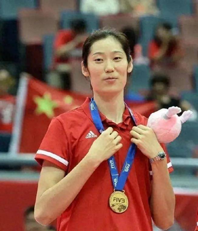中国女排在比赛中因伤离场，浓眉主教练感到担心